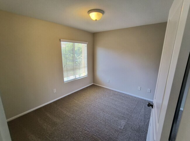 Building Photo - 3BD/3BA Townhouse Near Cal-State San Marcos