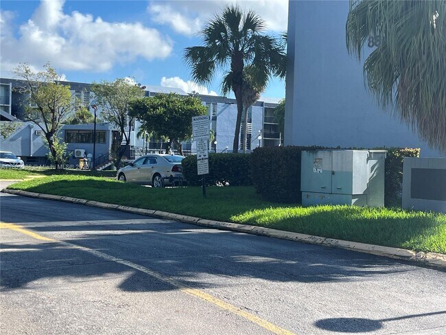 Building Photo - 8841 W Flagler St