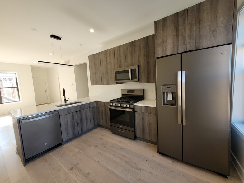 Building Photo - 1334 W Bryn Mawr Ave