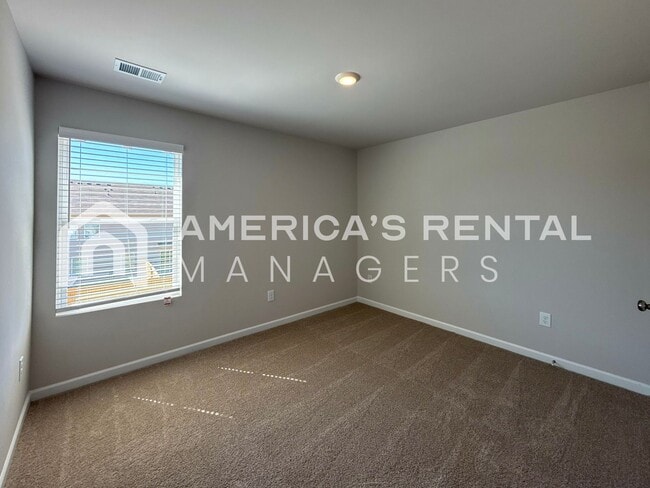 Building Photo - Escape to Lakeside Living in Lincoln! View with 48 Hours Notice!