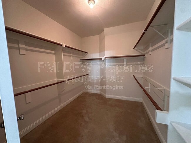 Building Photo - 2610 Meadow Ridge Dr