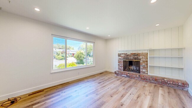 Building Photo - 1925 Leafgreen Dr
