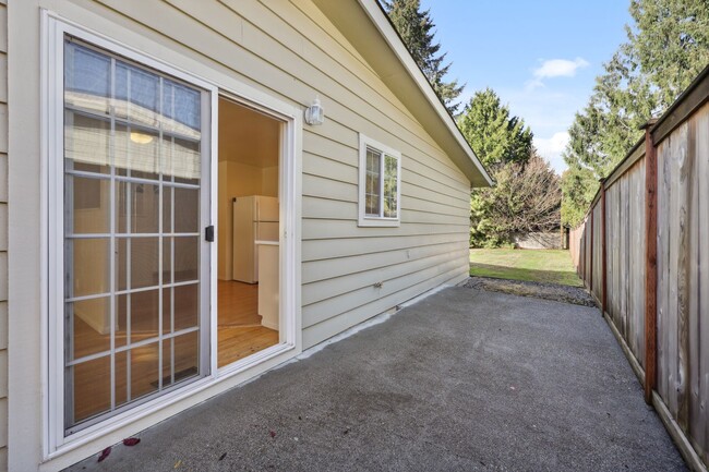 Building Photo - Move in ready! Charming Duplex in Tumwater...