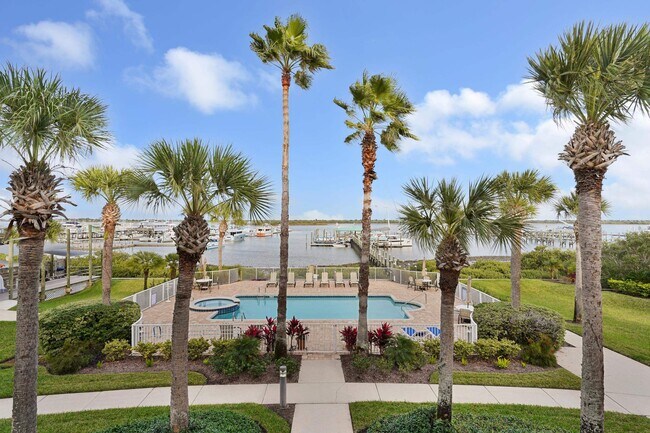 Building Photo - 33 Comares Ave