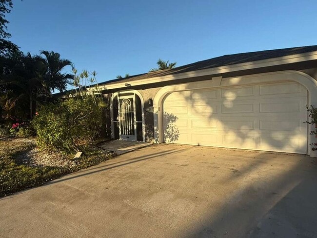 Building Photo - 4 Bed + Den and 3 Bath 2,093 Sq Ft Pet-Friendly