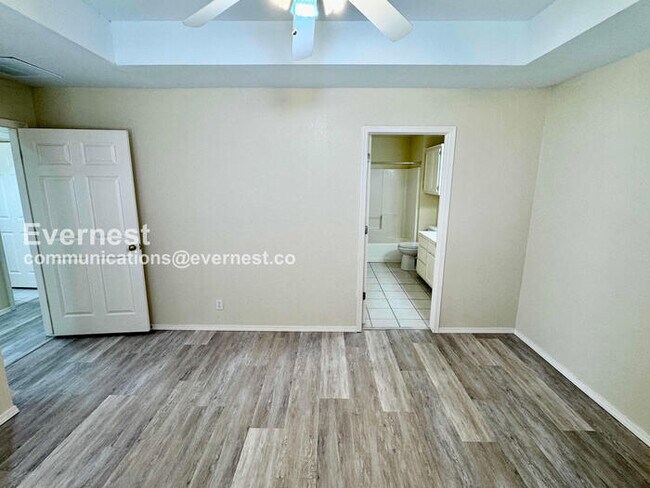 Building Photo - 3 Bed, 2 Bath Townhome with Attached Garage / Pet-Friendly / Available Now!