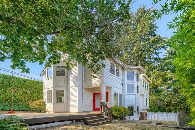 Building Photo - 422 W Raye St