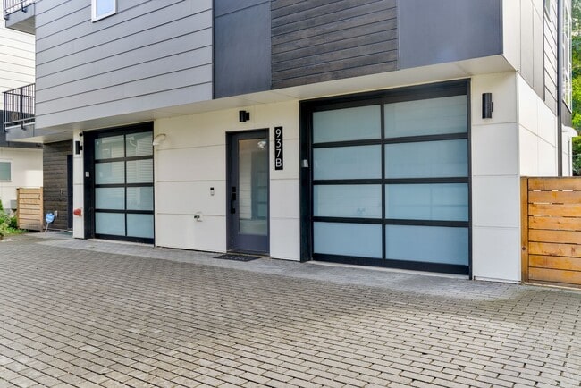 Building Photo - Modern 3 bed/ 2.5 bath townhome in Ballard!