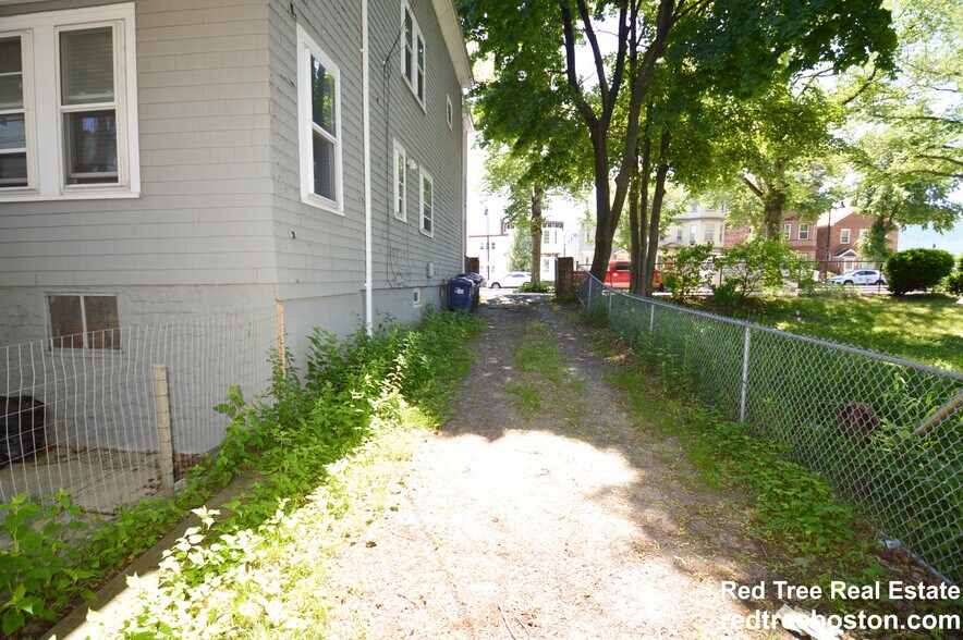 Building Photo - 678 Bennington St