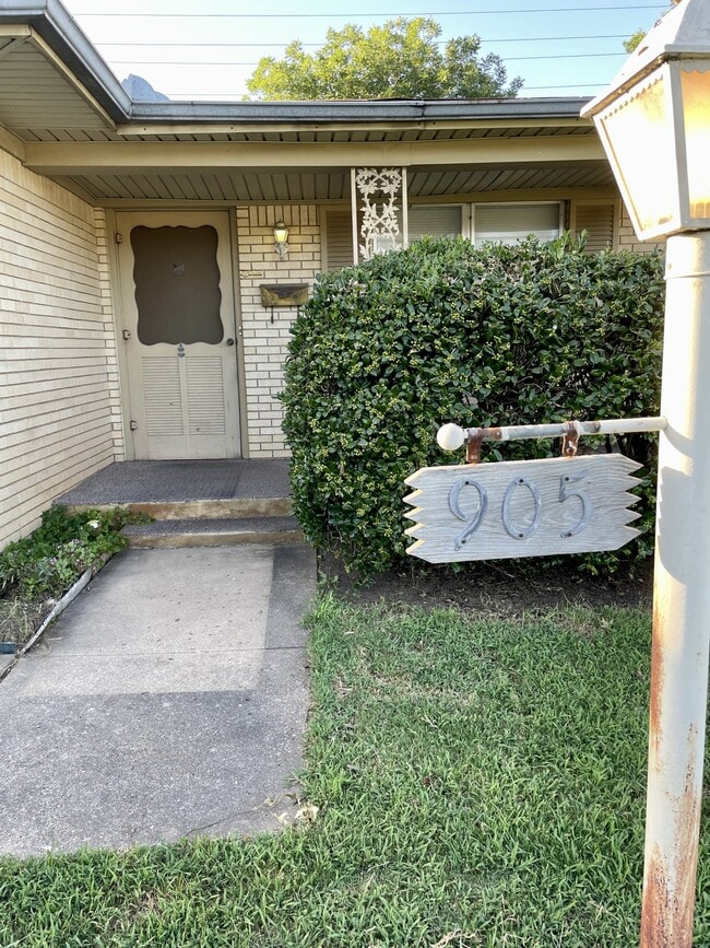 Building Photo - 905 Cottonwood St