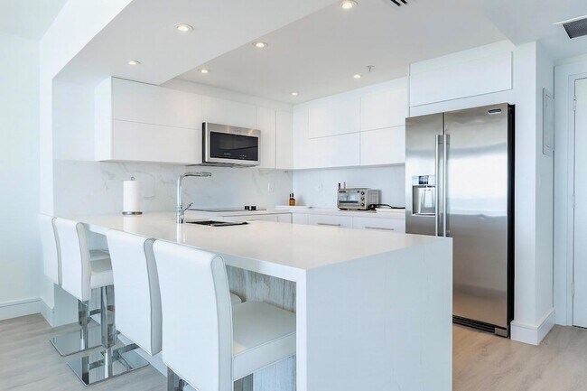 Primary Photo - 5601 Collins Ave