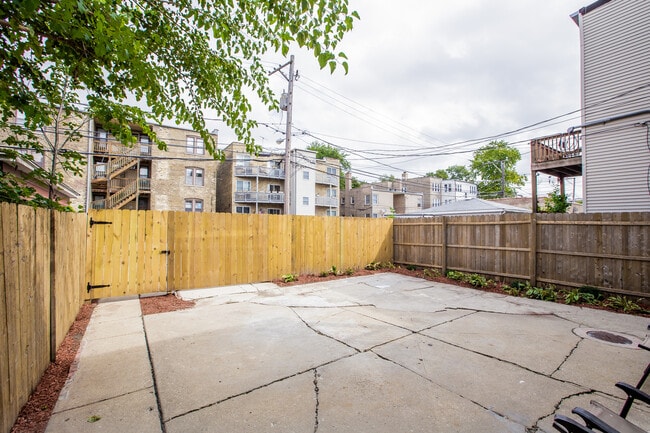 Building Photo - 2648 W Lunt Ave