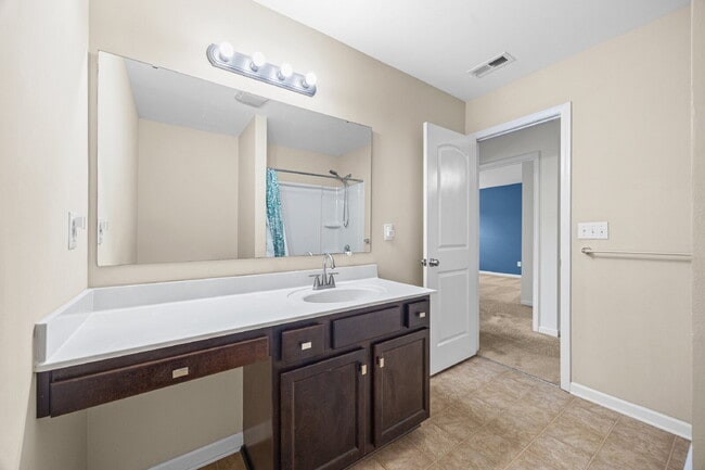 Building Photo - "Spacious 3-Bedroom Townhome with Fireplace, Pergola & Community Pool on Summerlake Drive!"