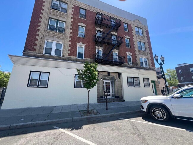 Primary Photo - 7222 Broadway