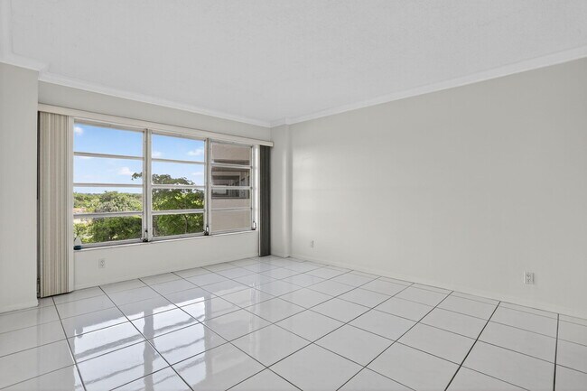 Building Photo - 10777 W Sample Rd