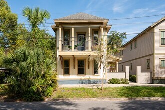 Building Photo - Student Living Near UF - 3 Bed / 3 Bath Ho...