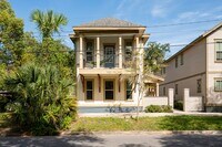 Building Photo - Student Living Near UF - 3 Bed / 3 Bath Ho...