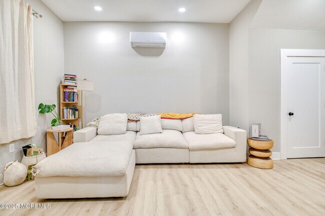 Building Photo - 308 7th Ave