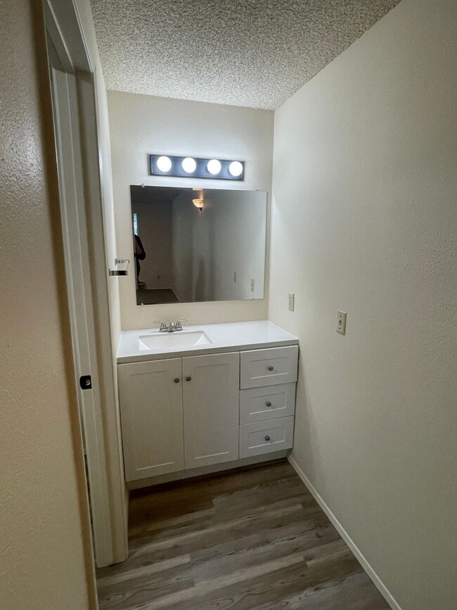 Building Photo - Charming & Convenient 2-Bedroom Apartment ...