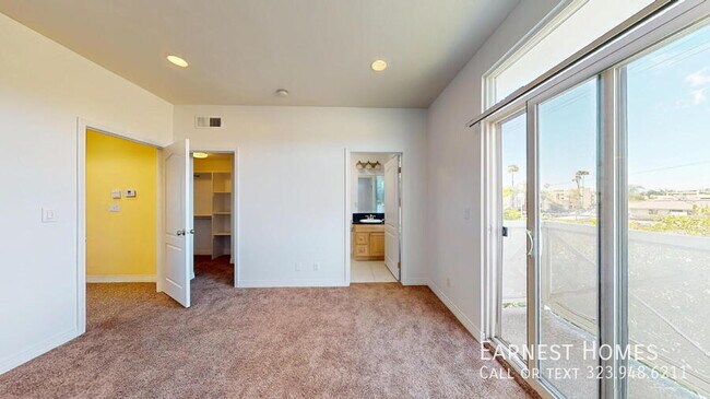 Building Photo - 11622 Oxnard St