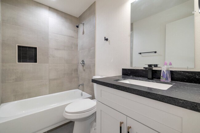 Building Photo - Large Trilevel home backing 60 with pool and close to ASU