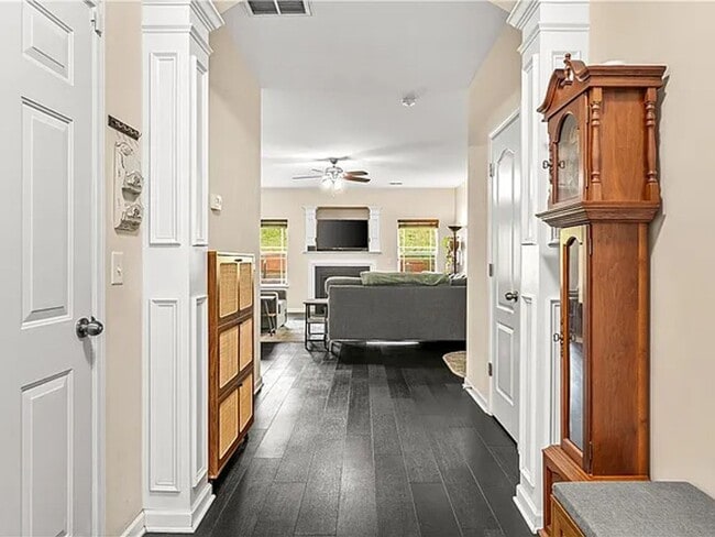 Building Photo - Beautiful 4BR/3BA Home in the Desirable Po...