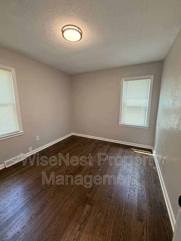Building Photo - 2725 N 47th Terrace