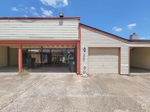 Building Photo - Quite neighborhood town home with gate, ne...