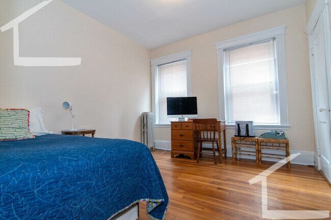 Building Photo - No Brokers Fee,3 Bedrooms unit on Coolidge Corner, Laundry on a Site, Heat, Hot Water Included