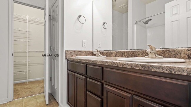 Building Photo - "Charming 2-Bed Townhouse with 2.5 Baths i...