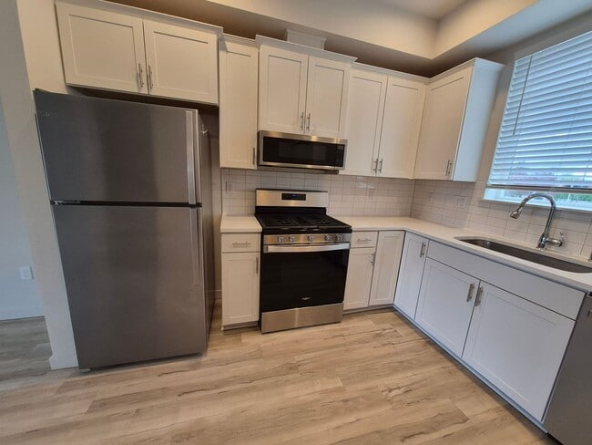 Building Photo - Move in special! Carefree living in vibrant downtown Puyallup