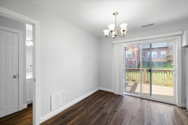 Building Photo - Modern Townhome in Prime Location - Christiansburg