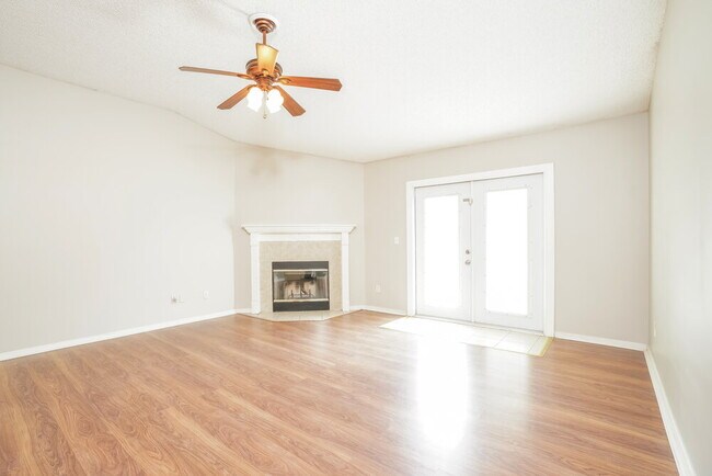 Building Photo - 3211 Woodglen Dr