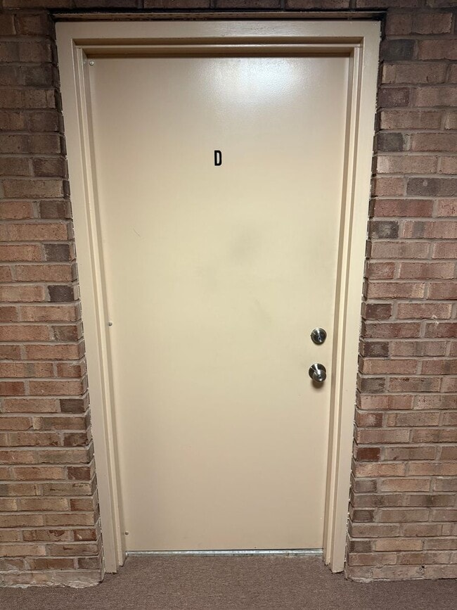 Building Photo - Renovated Condo in Quiet Community on 1st ...