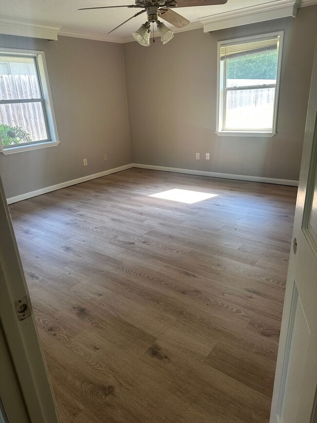 Building Photo - 3/2.5/2  LISD FENCED YARD PET FRIENDLY