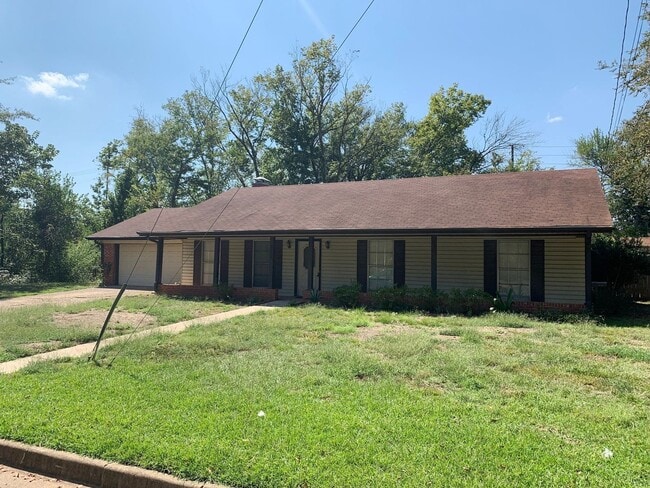 Building Photo - South Tyler! Lovely 3 Bedroom, 2 Bath Home...