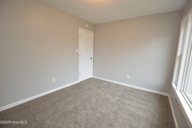Building Photo - 307 Stillwood Dr