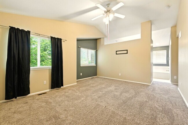 Building Photo - Amazing 3 Bed 4 Bath Highlands Ranch House...