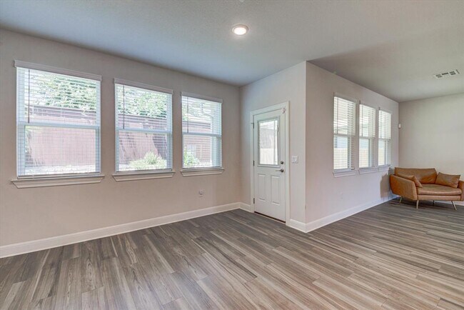 Building Photo - 15610 Ellinger Dr