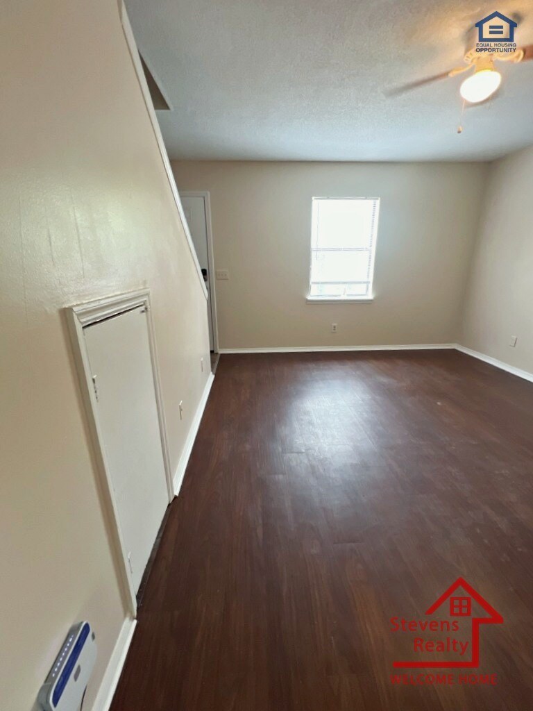 Building Photo - 402 Peek Dr