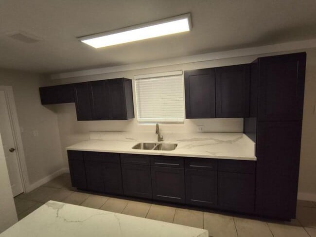 Building Photo - 5 bedroom in PHOENIX AZ 85031