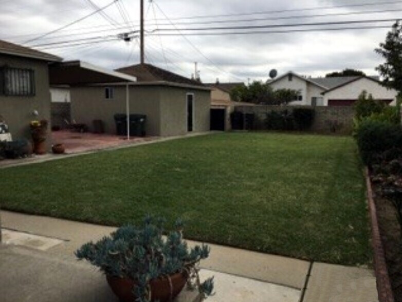 Shared backyard and patio - 424 W Riggin St