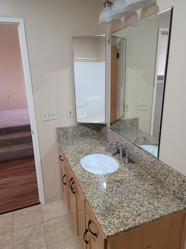 Building Photo - Beautiful Lincoln School Studio Only $1295/month