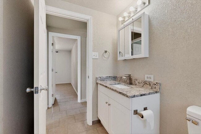 Building Photo - NE 3 bedroom 1 bath 1348/sf