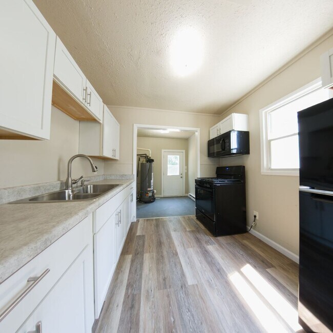 Building Photo - Updated 2 bedroom 1 bathroom home