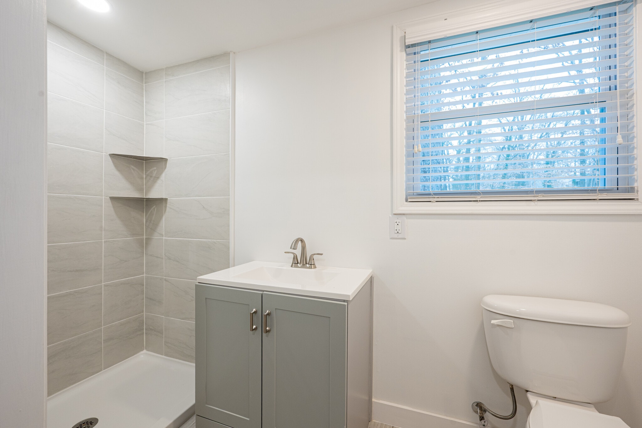 Primary Ensuite Bathroom - 5000 Erickson Rd