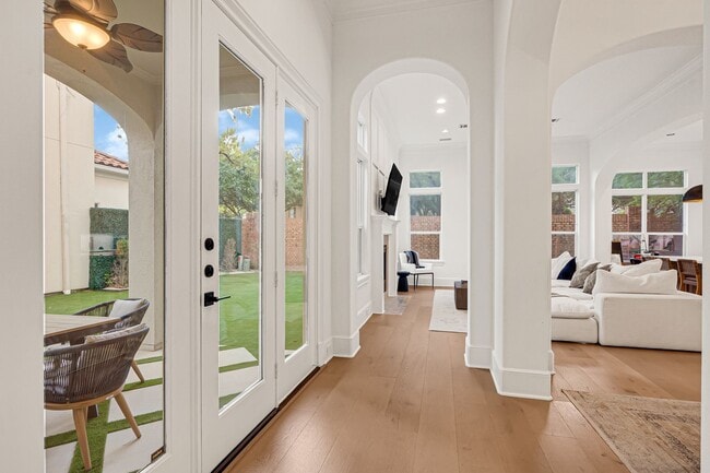 Building Photo - 2706 Tudor Manor