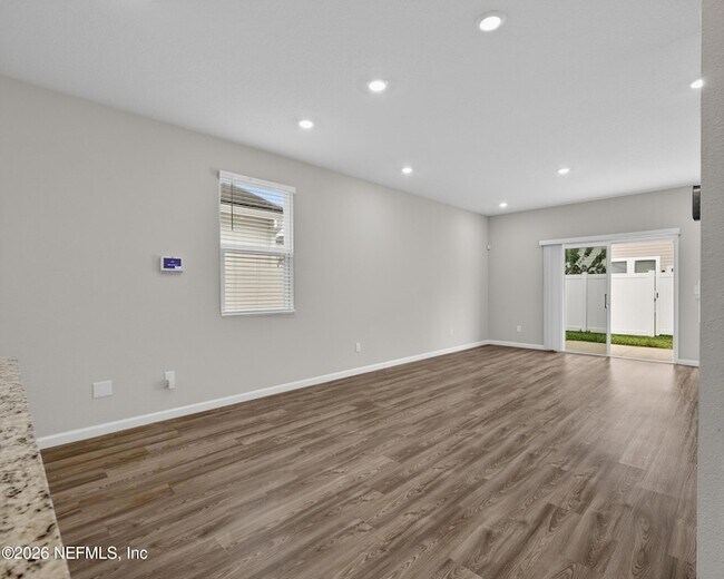 Building Photo - 14757 Cashew Ave