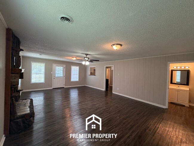 Building Photo - Charming 3BR/2BA East Memphis Home | 1,795 Sq Ft, Hardwood Floors & Fireplace