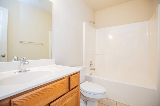 Building Photo - 610 Maplewood Dr